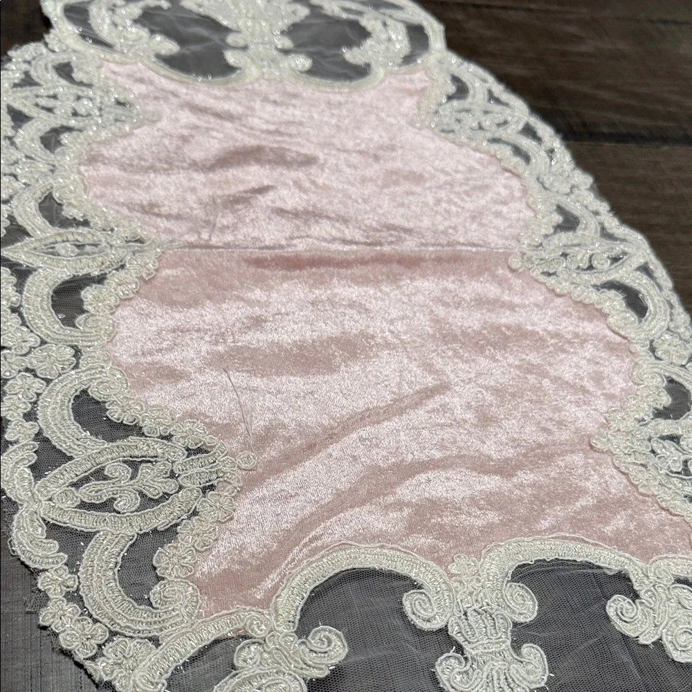 NWOT VINTAGE VICTORIAN Style Elegant Pink and White Lace Table Runner